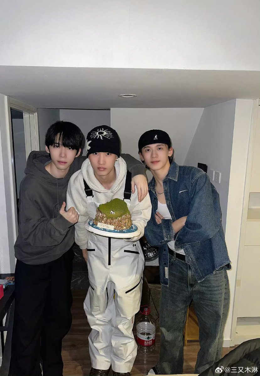 Blueziiza's tweet photo. ภูมิใจในเสี่ยวเหลียนมากมากกกก เก่งมากกกก จากเด็กฝึกในบริษัทที่ไม่ยอมเอารูปเสี่ยวเหลียนติดบอร์ดเพราะบอกว่าหน้าตาไม่ดี สู่การเป็นบอสเหลียนแห่ง Liancheng entertainment มีเด็กในสังกัด 5 คน และมี Rimiko ด้วยยย ✨🐹 https://t.co/6sUnY12D4w