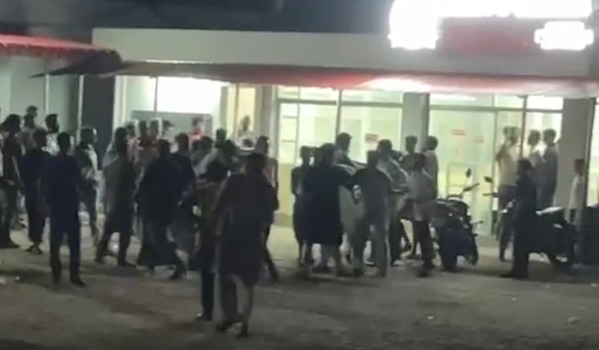 মাদারীপুরে বৈষম্যবিরোধী ছাত্র আন্দোলনের ৩ নেতাকে পিটিয়ে জখম: ইভটিজিংয়ের প্রতিবাদে হামলা