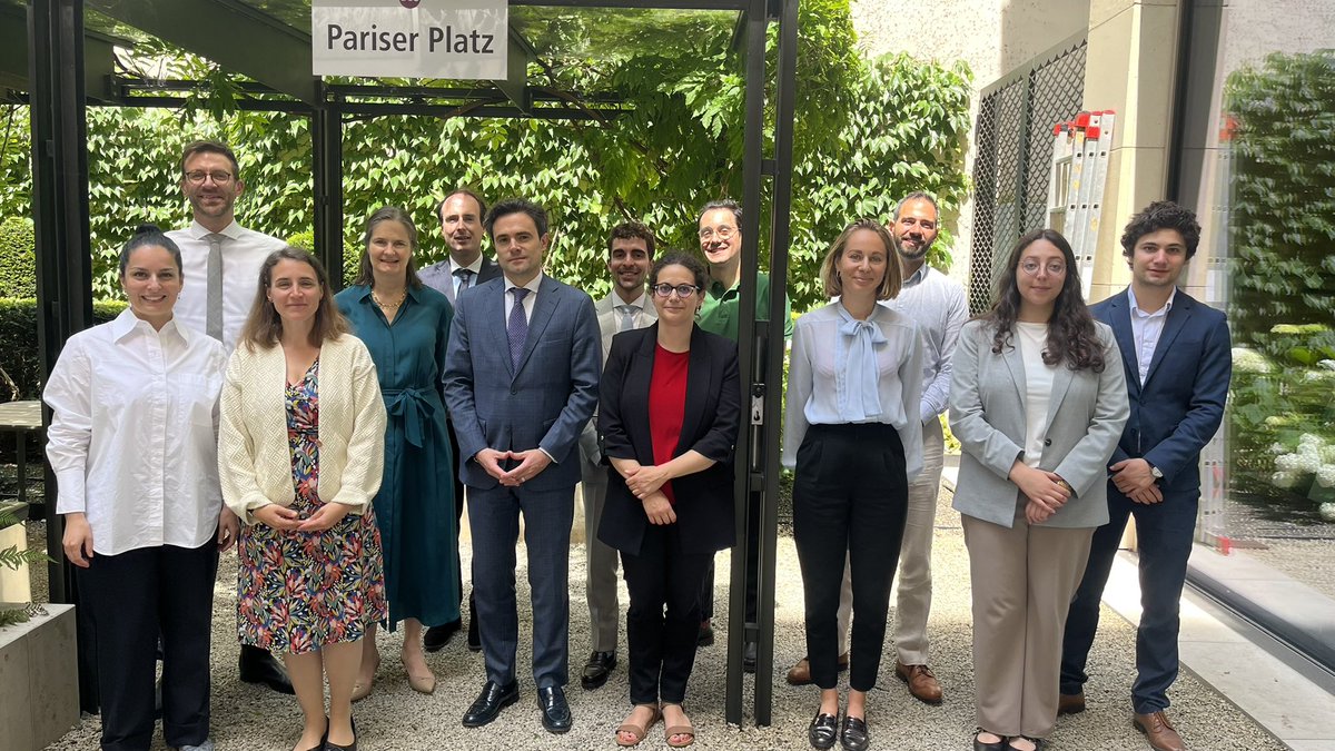 AStarcky's tweet photo. Intense séminaire de travail 🇫🇷🇩🇪 entre AAA, les diplomates d’échange 🇩🇪à @francediplo et @SGAE_gouv et la chancellerie diplomatique 🇩🇪à  @AllemagneDiplo, sur l‘agenda bilatéral,🇪🇺 et international: Danke für den Empfang @AmbDEenFR !

@amdescotes @Amb_Delattre @vincentguerend https://t.co/cp9f5oYkL2