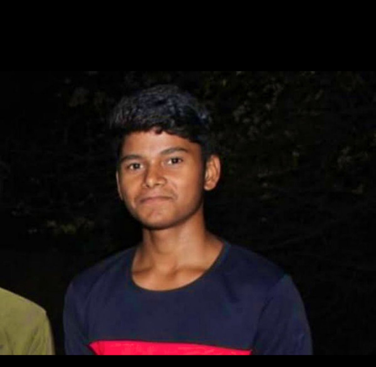 drx_naveed's tweet photo. "जाति पूछ कर गोली मारी गई है” ?

मध्य प्रदेश के छतरपुर में एक दलित को राशन मांगने पर ब्राह्मण समाज के युवकों ने गोली मार दी।

पंकज प्रजापति (19) और उसका भाई तीन महीने से लंबित राशन लेने गए थे। राशन मांगने पर बहस हुई थी।

जब पुलिस ने सख्त कार्रवाई नहीं कि तो परिवार ने चक्का जाम किया, धरना दिया, तब पुलिस एक्शन में आई।

इसी दौरान पीड़ित पक्ष ने CSP अमन मिश्रा से पूछा 

"पहलगाम में धर्म पूंछ कर मारा यहां जाति पूंछ कर... आप क्या कार्रवाई कर रहे हैं?"

बाकि प्रदेश में शांति है।👇👇👇

#Casteism 
#MP 
#Dalit