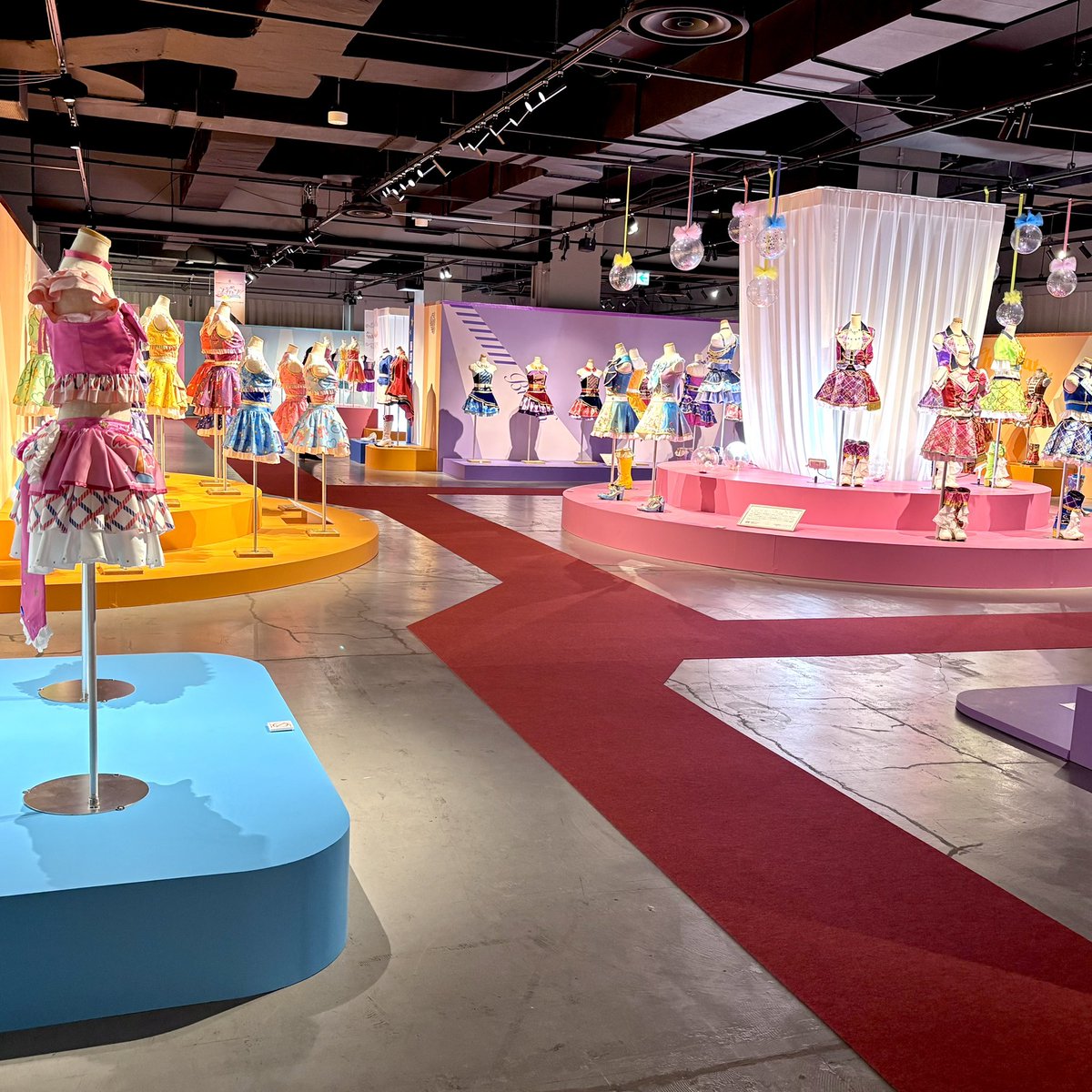 fuuri_u's tweet photo. 明日からの #アイカツ衣装展 
お仕事の合間に行けたので、見させていただきました！！

すごくない？！作ってくださった方々のこだわりも読みつつ、思い出語りつつ、色んな向きでめちゃ近くで見れます😳
長年を共にしてきた勲章が刻まれているブーツ達も...👢
(会期中は接写NGです🙅🏻‍♀️)
楽しかった🥺♡ https://t.co/bJq8Tk7ggT