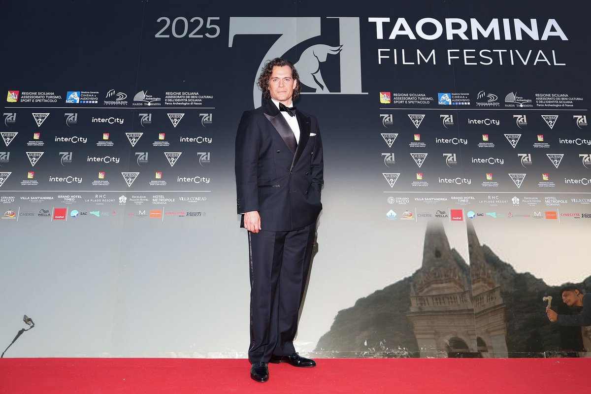 Mr. Cavill Fansite tweet media