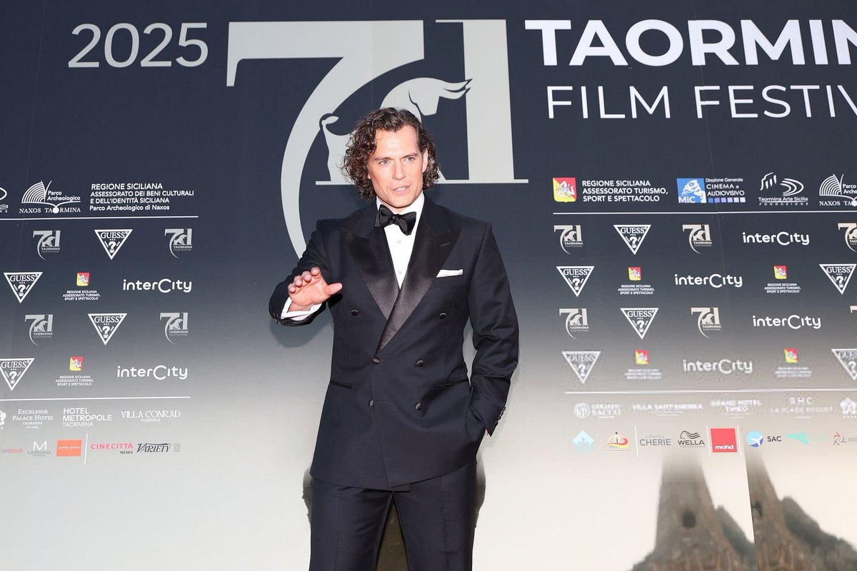 Mr. Cavill Fansite tweet media