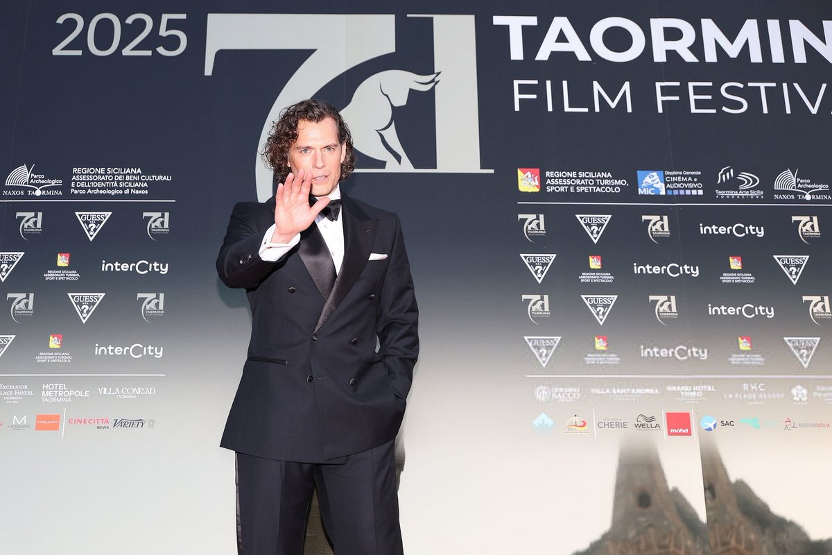 Mr. Cavill Fansite tweet media