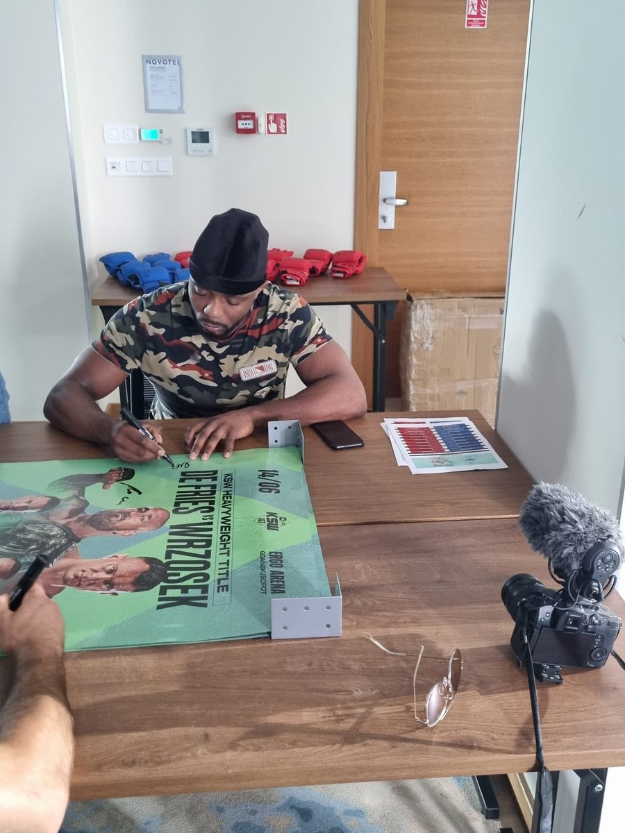 Duello Sports Mgmt (@duellosportsmgt) on Twitter photo DSM Client Cédric Lushima (<a href="/drikovelli/">✰🇧🇪Cedric Lushima🇨🇩✮</a>) signing posters before his XTB KSW 107 fight on Saturday night📍 Gdańsk, Poland 🇵🇱
#DSM #DuelloFam #SportsBusiness #KSW107 DSM Client Cédric Lushima (<a href="/drikovelli/">✰🇧🇪Cedric Lushima🇨🇩✮</a>) signing posters before his XTB KSW 107 fight on Saturday night📍 Gdańsk, Poland 🇵🇱
#DSM #DuelloFam #SportsBusiness #KSW107