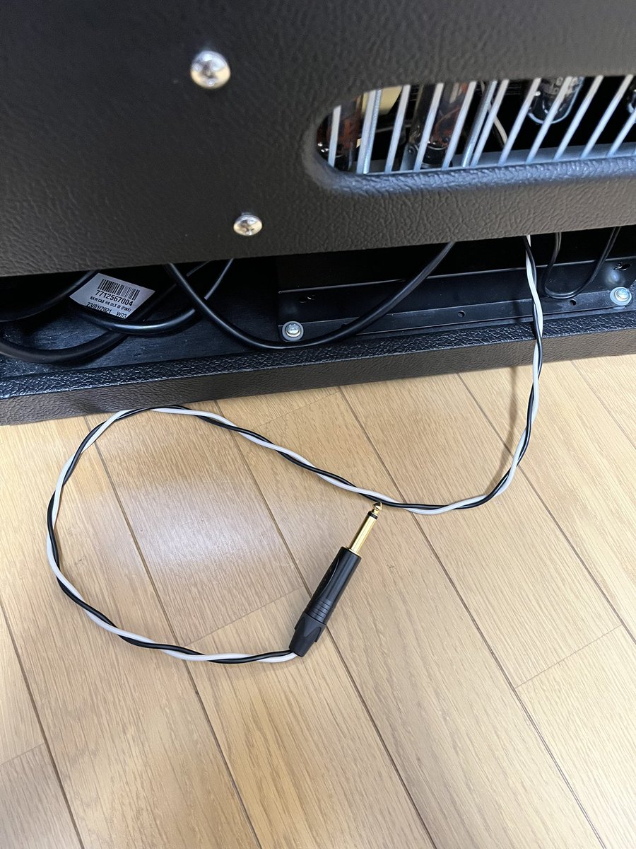 Palli_people's tweet image. 新アンプが来たので、Blues Jrを手放そうと考えてます。ご興味ある方はDM頂けますと幸いです。

・きゃみーは2nd オーナーです
・スピーカーケーブル交換してます
・スピーカー交換め:celestion G12H-75 8Ωに変更してます。

とりあえず¥75000で考えてますがいかがでしょう？
#機材売ります