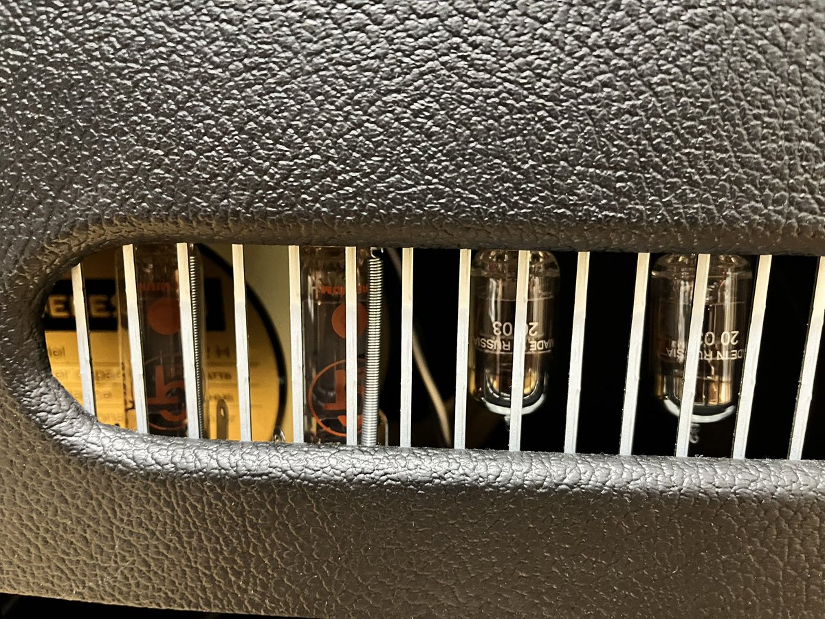 Palli_people's tweet image. 新アンプが来たので、Blues Jrを手放そうと考えてます。ご興味ある方はDM頂けますと幸いです。

・きゃみーは2nd オーナーです
・スピーカーケーブル交換してます
・スピーカー交換め:celestion G12H-75 8Ωに変更してます。

とりあえず¥75000で考えてますがいかがでしょう？
#機材売ります