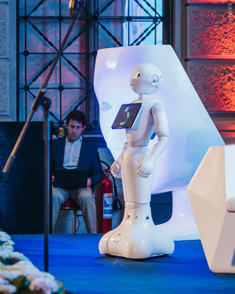 Na konferenci 10 let státní správy jsem byl na pódium pozván robotem RUBI! Možná symbolicky ho tam ale musel popostrčit člověk, protože technologii budoucnosti na chvíli selhala kolečka. 

S modernizací státní správy to máme možná podobně. Rychle se posouváme dopředu, ale dobrý