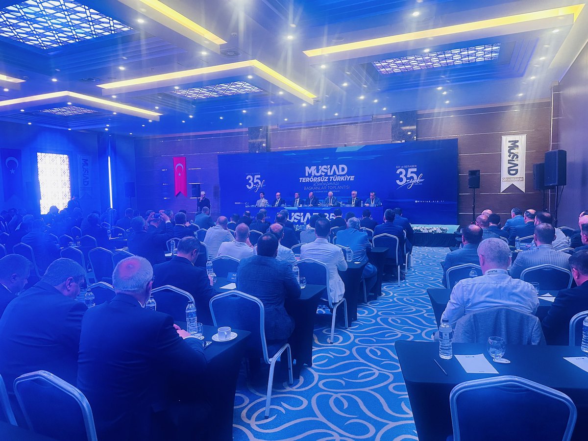 MÜSİAD Başkanlar Toplantısı, “#TerörsüzTürkiye” vizyonuyla Diyarbakır’da yapıldı.
Genel Başkanımız <a href="/BurhanOzdemirTR/">Burhan Özdemir</a>’in öncülüğünde düzenlenen toplantıya, <a href="/MUSIAD/">MÜSİAD</a> #Sivas’tan <a href="/akif_deniz/">Akif Deniz</a> , #LokmanHazırbulan ve <a href="/aturanergut/">Ahmet Turan ERGÜT</a> katılım sağladı.

#MÜSİAD #musiadsivas #Diyarbakır