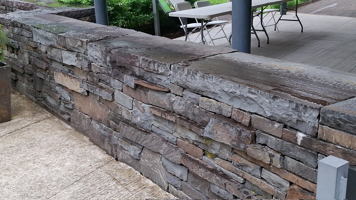 De l'ardoise utilisée en mur d'orment au Bronx Botanical garden.