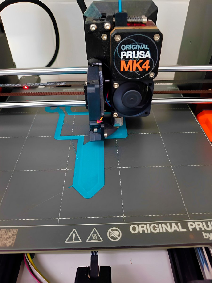 SagratCorSarria's tweet photo. 🌿🦋Projecte compartit entre 2n i 5è: jardí de papallones i tecnologia! 
2n crea un jardí per afavorir la pol·linització i demana ajuda a 5è per fer els cartells. 
5è els dissenya amb Tinkercad i els imprimeix en 3D. 
Col·laboració, #STEAM i natura 
#RoboCor https://t.co/8hDDgzzjSV