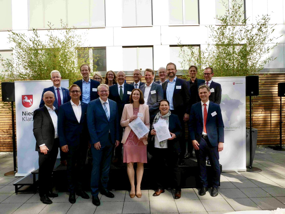 Groote's tweet image. Gestern wurde in Brüssel ein wegweisender Antrag überreicht: Die niedersächsische Küstenregion bewirbt sich als europäisches **Net-Zero Valley** – ein Modellstandort für klimaneutrale industrielle Transformation. 👉 Mehr Infos bald unter: [nzv-nw.de]