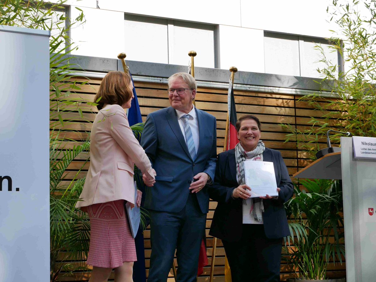 Groote's tweet image. Gestern wurde in Brüssel ein wegweisender Antrag überreicht: Die niedersächsische Küstenregion bewirbt sich als europäisches **Net-Zero Valley** – ein Modellstandort für klimaneutrale industrielle Transformation. 👉 Mehr Infos bald unter: [nzv-nw.de]