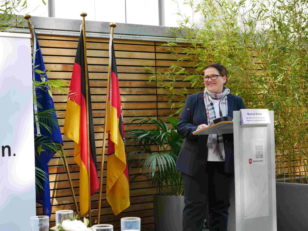 Groote's tweet image. Gestern wurde in Brüssel ein wegweisender Antrag überreicht: Die niedersächsische Küstenregion bewirbt sich als europäisches **Net-Zero Valley** – ein Modellstandort für klimaneutrale industrielle Transformation. 👉 Mehr Infos bald unter: [nzv-nw.de]