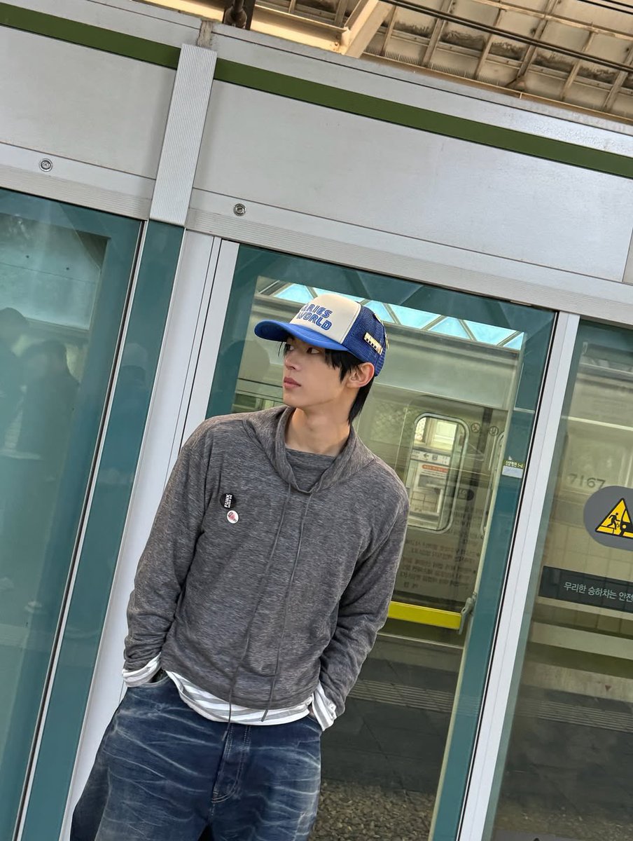 dohootws's tweet photo. waiting for the subway like it’s a date that’s always fashionably late 🚇 but hey! gives me time to people-watch, vibe with the city noise, and pretend i’m in a movie scene. just another moment in transit. https://t.co/rtWilcCImq