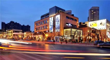 visit_wuhan's tweet image. Carved doors of old lane compounds meet modern glass facades, while jazz floats over fountains at Wuhan Tiandi! Here, vintage streets blend seamlessly with designer boutiques—where street art meets haute couture, and the past wears a modern crown.🤩🤩🤩
#ModernHeritage #UrbanChic