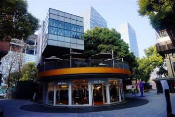 visit_wuhan's tweet image. Carved doors of old lane compounds meet modern glass facades, while jazz floats over fountains at Wuhan Tiandi! Here, vintage streets blend seamlessly with designer boutiques—where street art meets haute couture, and the past wears a modern crown.🤩🤩🤩
#ModernHeritage #UrbanChic