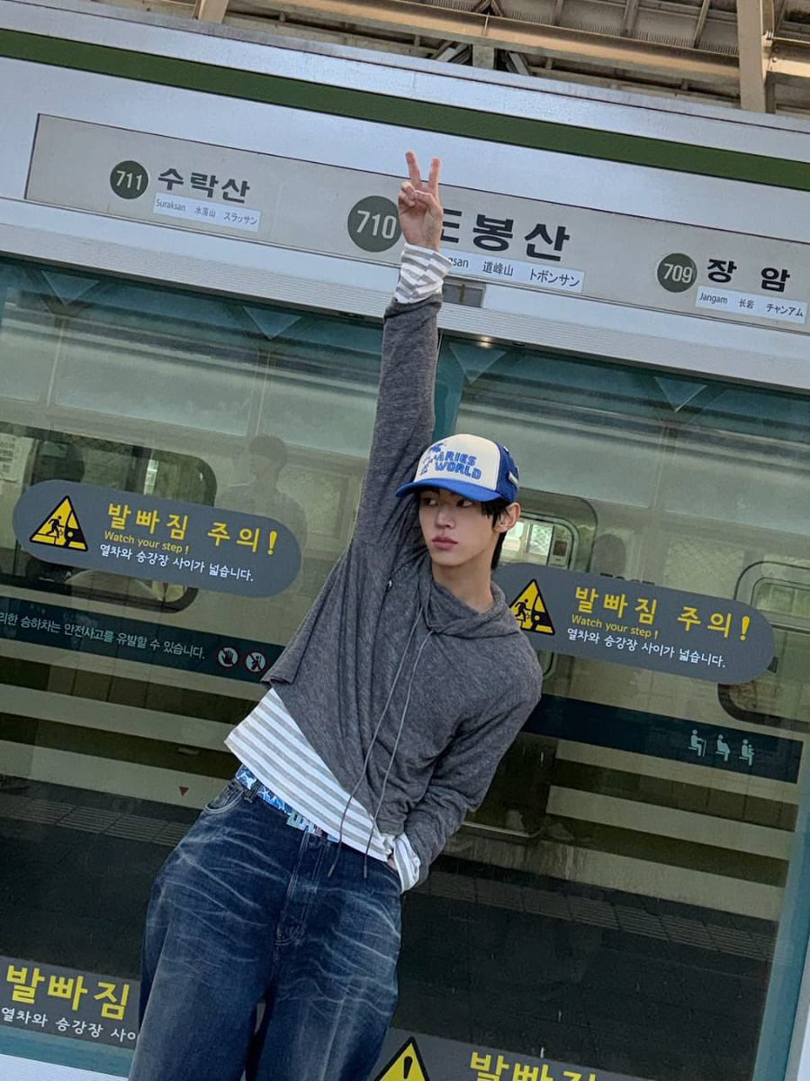 waiting for the subway like it’s a date that’s always fashionably late 🚇 but hey! gives me time to people-watch, vibe with the city noise, and pretend i’m in a movie scene. just another moment in transit.