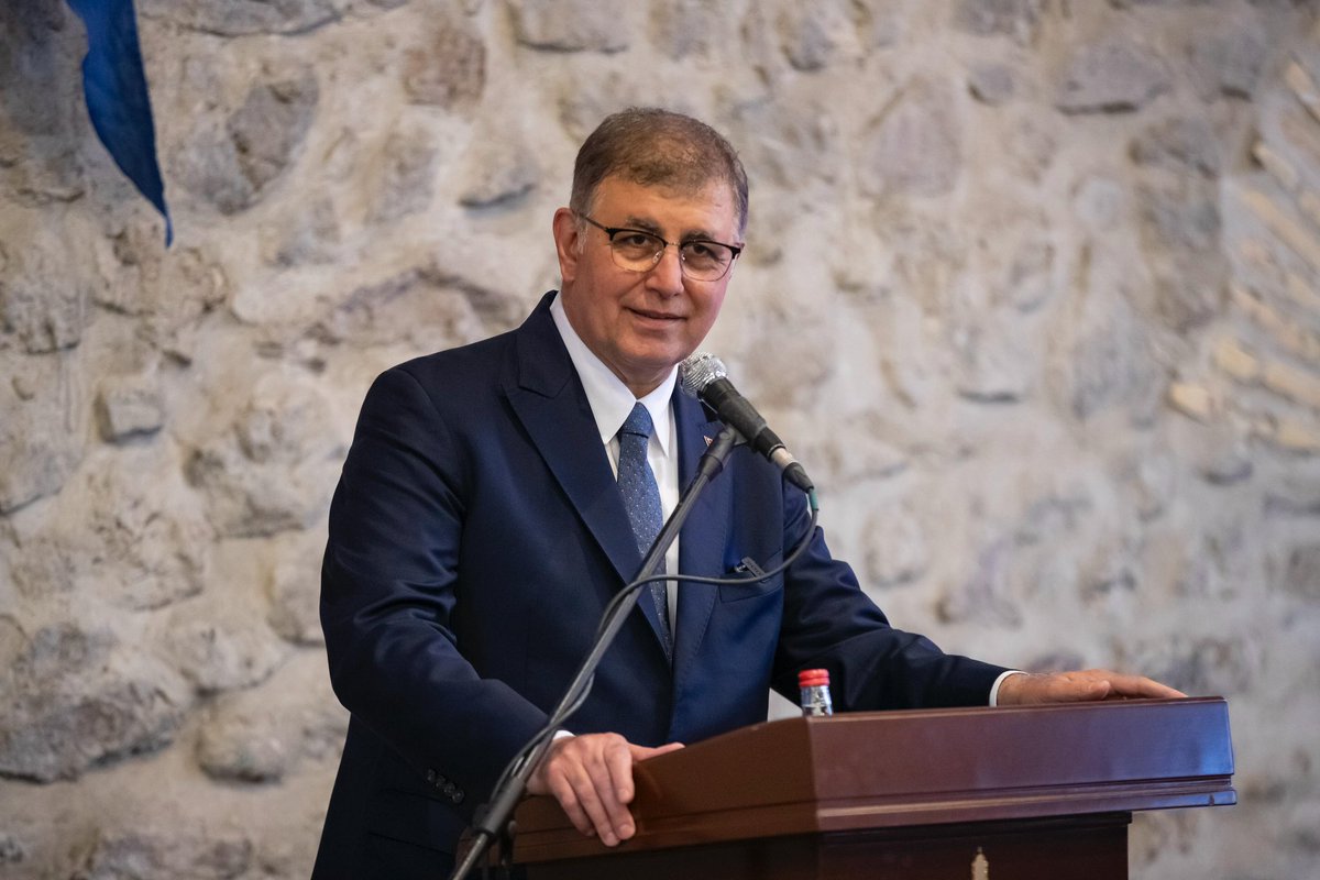 izmirgibiyiz's tweet photo. İzmir Büyükşehir Belediye Başkanı Cemil Tugay’dan işe alımlarda devrim niteliğinde kararlar. 👇

📌İşçi herhangi bir partiden olduğu için işe alınmayacak.

📌Birinin tanıdığı veya siyasetçi referansı kabul edilmeyecek. 

📌Cemil Tugay dahil işe alımlara kimse karışamayacak. Özel komite kurulacak. 

📌Tüm bunları denetleyecek gönüllü halk Komitesi kurulacak. 

📌Tün alımlar şeffaf olacak. Vatandaştan hiçbir bilgi saklanmayacak.