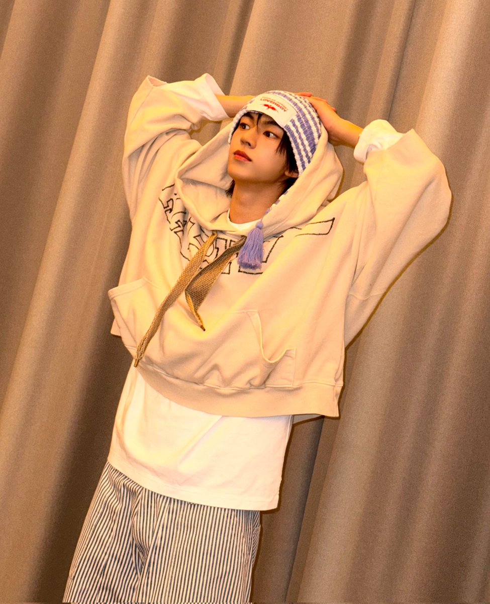 just a little bunny in a beanie, trying to survive the chill and still look adorable while doing it 🐰 layered myself to make everything feel softer, even the mood.