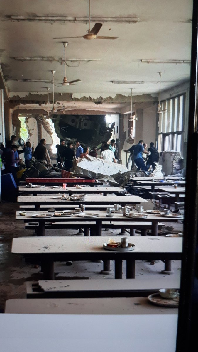 debapriya09's tweet photo. #BJMC lunch plates lying unfinished.....Extremely tragic!!! #Ahmedabad #planecrash #AirIndia #AhmedabadPlaneCrash #AhmedabadAirport #BJMedicalCollege #planecrashIndia https://t.co/CyitYyRwOr