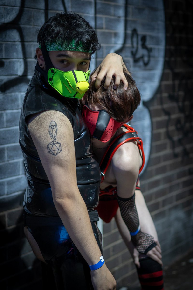 I have to hold <a href="/Pup__Iso/">Iso</a> back, otherwise he's going to go beserk for the bones 🤨
📷: <a href="/riot_photos/">riot.photos - Moved to 🦋</a>