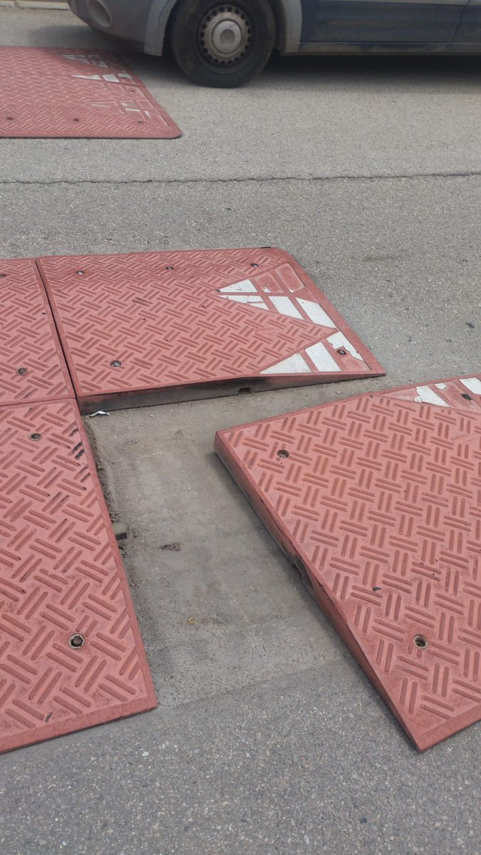 Associacioveins's tweet image. Fa unes setmanes l'Associació de Veïns de Cal Prat vam avisar a @AjPuigreig que hi havia un resalto trencat a la carretera de l'Avinguda Sant Martí.del Polígon Industrial de Cal Prat. Aquest matí la brigada de l'Ajuntament han vingut a arreglar-lo. Moltes gràcies per la feina. 👏