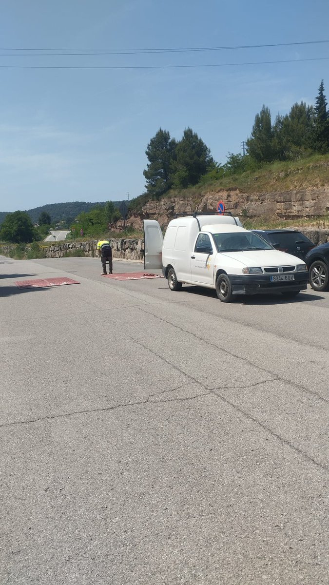 Associacioveins's tweet image. Fa unes setmanes l'Associació de Veïns de Cal Prat vam avisar a @AjPuigreig que hi havia un resalto trencat a la carretera de l'Avinguda Sant Martí.del Polígon Industrial de Cal Prat. Aquest matí la brigada de l'Ajuntament han vingut a arreglar-lo. Moltes gràcies per la feina. 👏