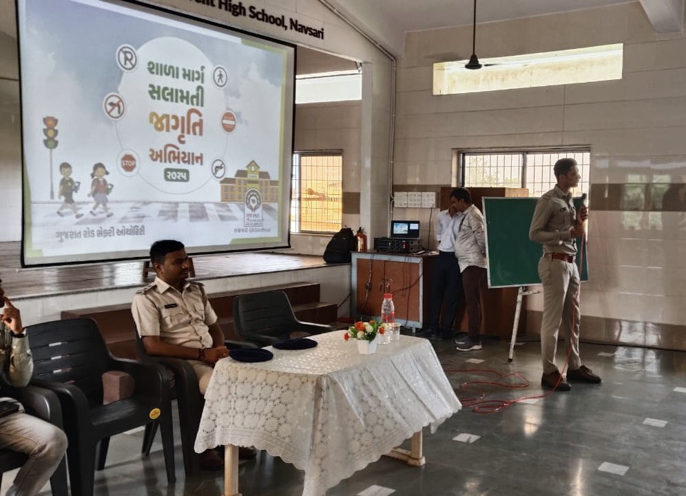 RTO_Navsari's tweet photo. શાળા માર્ગ સલામતી જાગૃતિ અભિયાન-૨૦૨૫ અંતર્ગત તા:-૧૨/૦૬/૨૦૨૫ ના રોજ ST. F. A. Convent High School ખાતે એઆરટીઓ નવસારી,  જિલ્લા ટ્રાફીક શાખા નવસારી તથા 108 Emergency Service દ્વારા માર્ગ સલામતી સેમીનારનું આયોજન કરવામાં આવ્યું@GRSAofficial @COTGuj_office @CollectorNav @SP_Navsari https://t.co/EXrLUSEHUZ