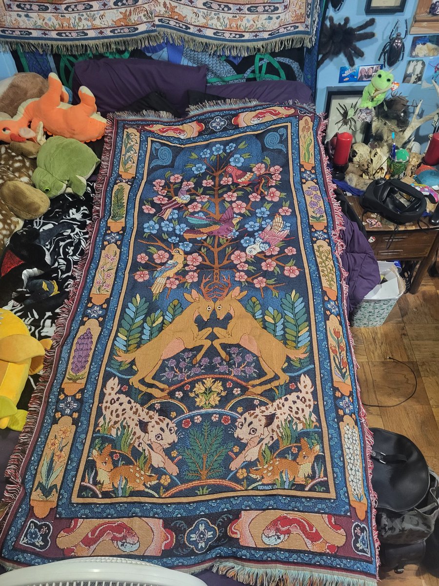 BerryDoeArt's tweet image. I got my new tapestry from @yocholol yesterday, it's so beautiful and fits perfectly over this door in my room!!!