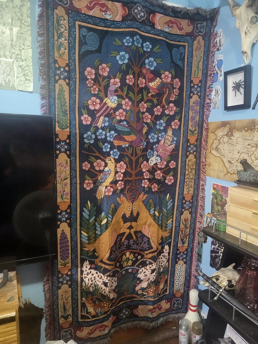 BerryDoeArt's tweet image. I got my new tapestry from @yocholol yesterday, it's so beautiful and fits perfectly over this door in my room!!!