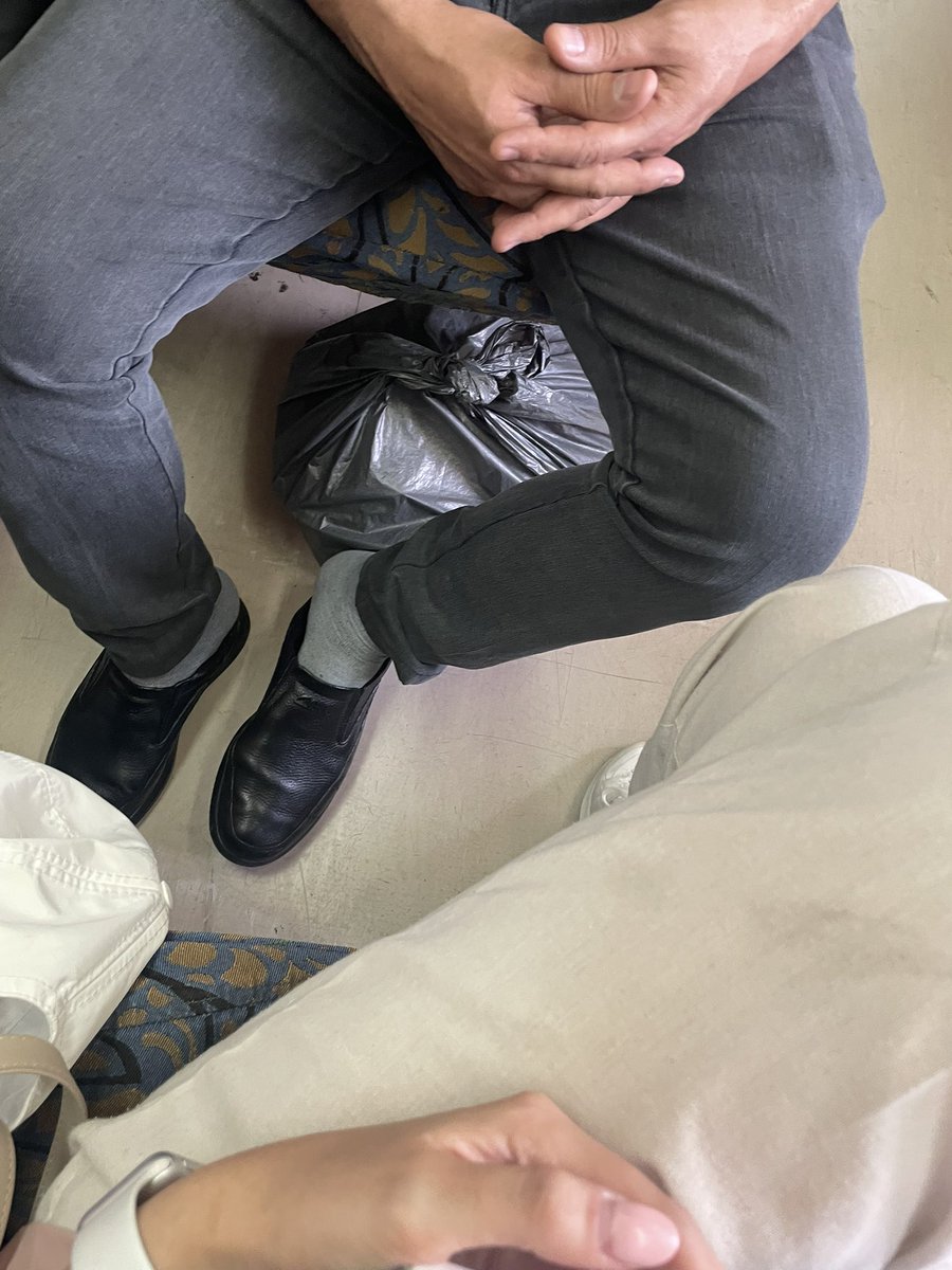 vidadkh78's tweet photo. اقایون نامحترم چرا همیشه تو وسایل نقلیه ی عمومی یجوری میشینید که انگار ارث پدرتونه؟ چرا انقد باید وقیح و بیشعور باشید؟ چرا من باید کج بشینم که توی احمق صاف و باز و راحت بشینی؟؟؟ https://t.co/16GGnBf1h1