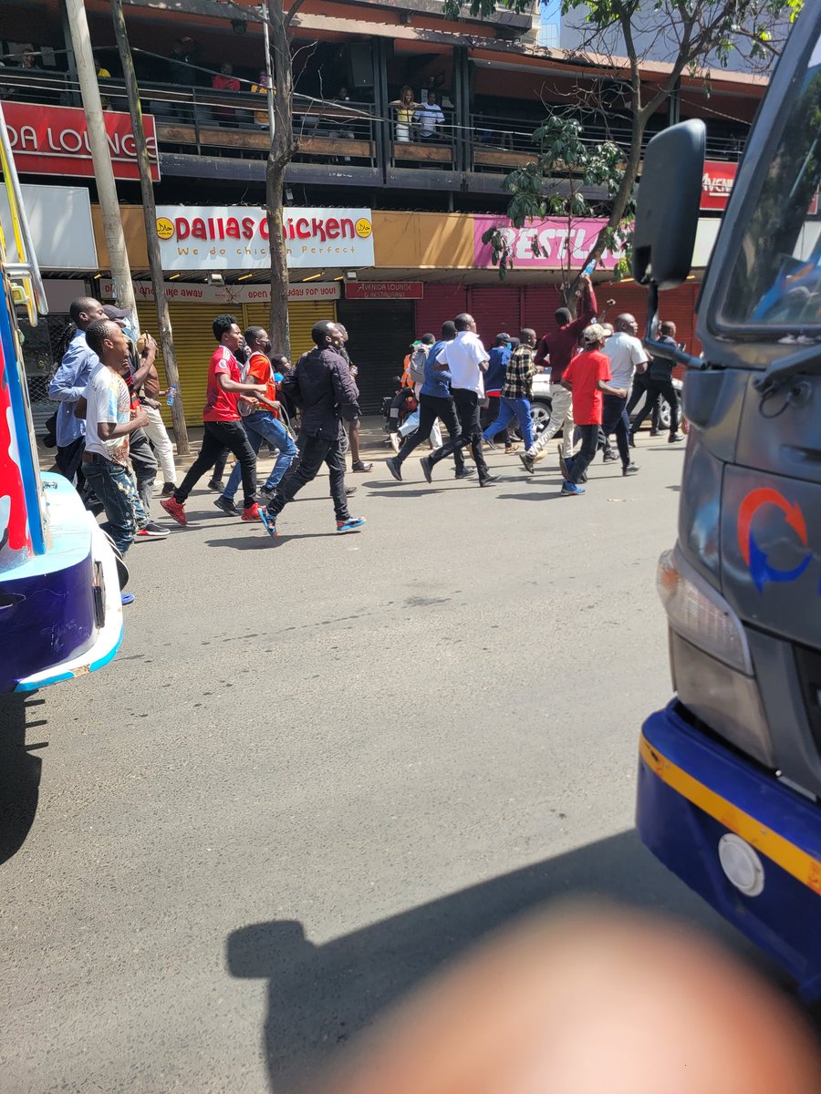 Quickmart moi avenue wanatuona tukienda hio direction mbio wanafunga. Kwani hawataki customers😂