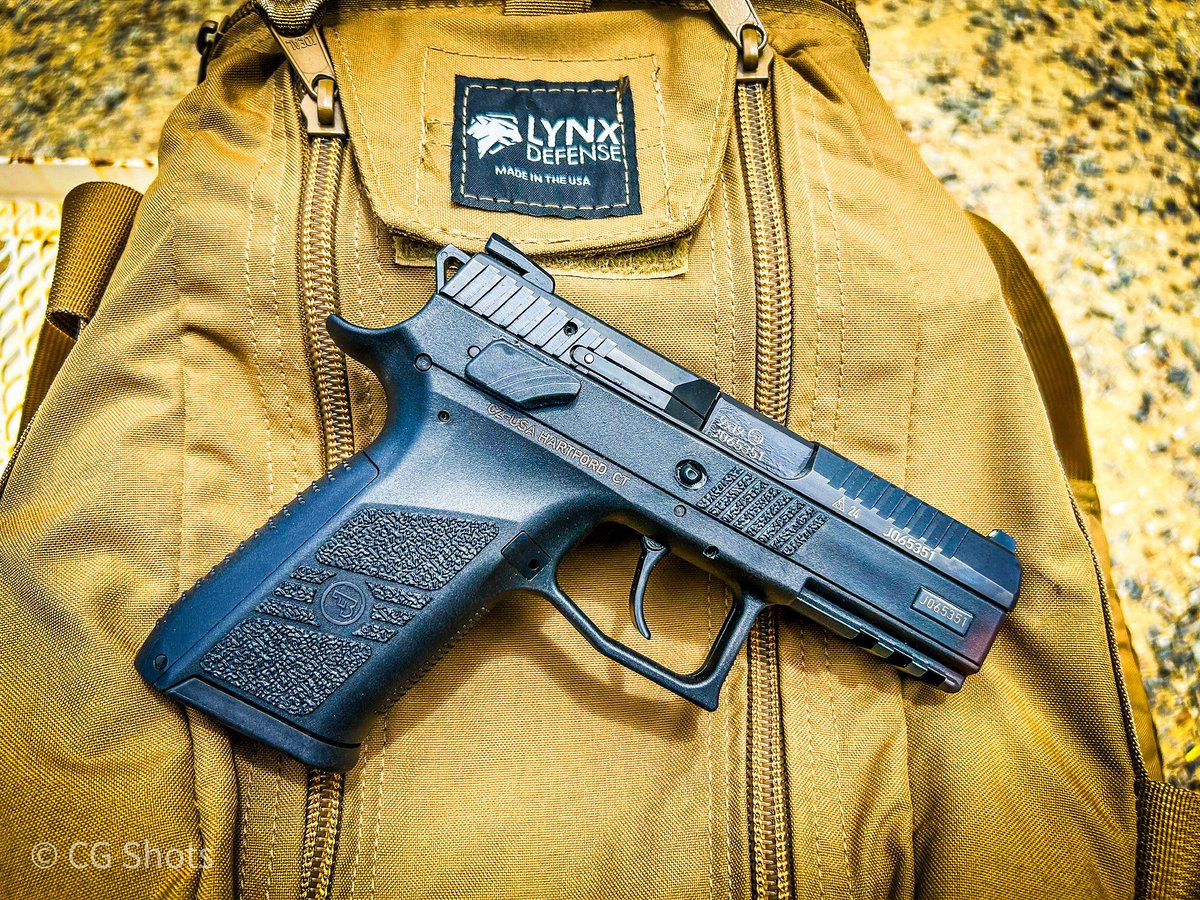 christian_grest's tweet image. Plain and simple CZ P07 SA/DA and a pistol bag form Lynx Defense. What are you shooting today? #cz #p07 #9mm #lynxdefense #FDE #pistolbag #rangebag #brownells #brownellsinc #bureauofpropaganda