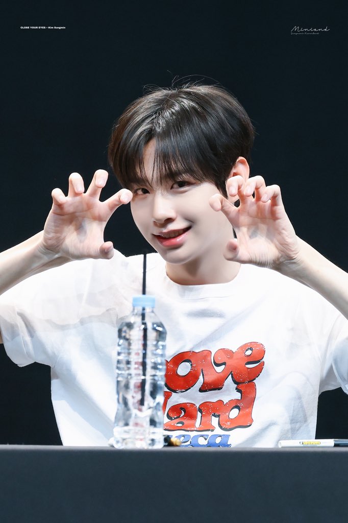 𝟮𝟱𝟬𝟲𝟬𝟲

우리 아기토끼 귀요미

#김성민 #KIMSUNGMIN
#CLOSEYOUREYES #클로즈유어아이즈
#클유아 #CYE