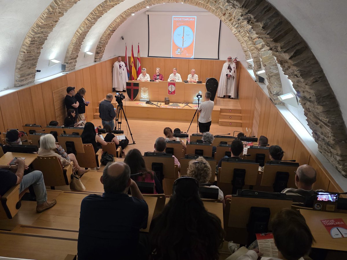 El concejal de #Tursimo, Iván Alonso, ha presentado el programa de la #NocheTemplaria2025.
Vísperas: 27 junio–2 julio 
Celebración principal: 3–6 julio
🎉Talleres, juegos y cultura tendrán a #Ponferrada como protagonista.
📜Consulta el programa: ponferrada.org/turismo/es/oci…