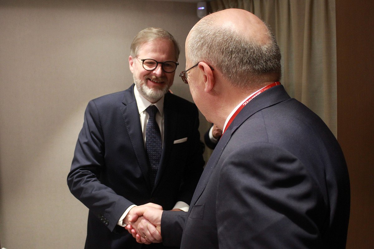 Evropská komise v ČR (@zek_praha) on Twitter photo S <a href="/P_Fiala/">Petr Fiala</a> prodiskutoval komisař <a href="/KubiliusA/">Andrius Kubilius</a> návrh na zjednodušení 🇪🇺 předpisů v obraně, který Evropská komise představí příští týden.
Zaměřili se také na evropskou bezpečnostní architekturu. Finanční nástroj SAFE je možnost, jak posílit zbrojní průmysl a nadále podporovat 🇺🇦. S <a href="/P_Fiala/">Petr Fiala</a> prodiskutoval komisař <a href="/KubiliusA/">Andrius Kubilius</a> návrh na zjednodušení 🇪🇺 předpisů v obraně, který Evropská komise představí příští týden.
Zaměřili se také na evropskou bezpečnostní architekturu. Finanční nástroj SAFE je možnost, jak posílit zbrojní průmysl a nadále podporovat 🇺🇦.