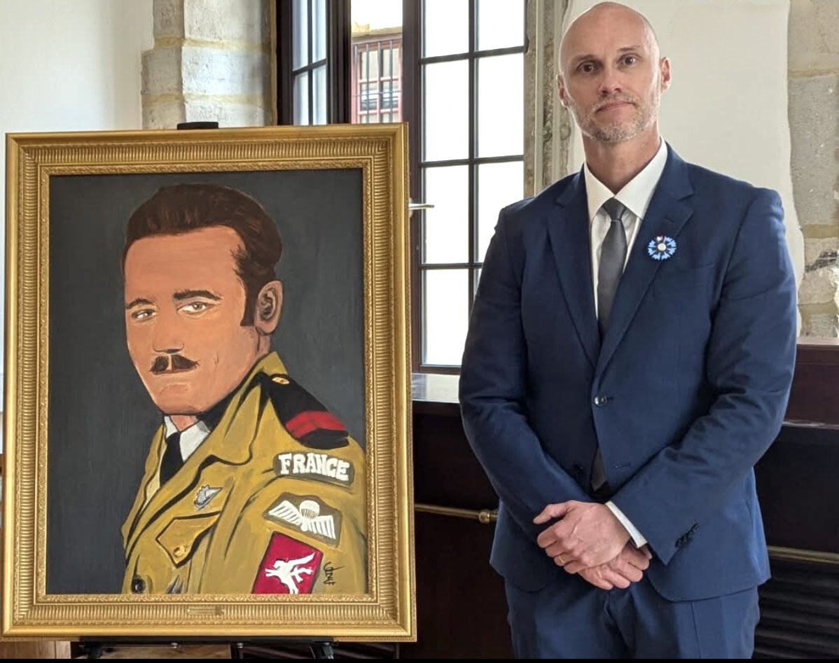 Cédric Hémon s'est battu au sein du 1er RPIMa.

Mais en 2006 en Afghanistan, il est blessé en intervention et deux de ses camarades sont tués : il développera les années suivantes un syndrome post-traumatique. 

La peinture devient pour lui le pansement le plus efficace.