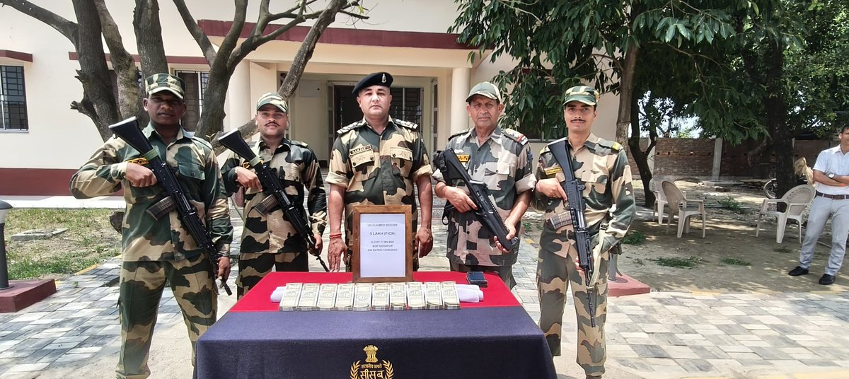 BSF_SOUTHBENGAL's tweet image. #BSFAlert | On 12 Jun 2025, alert BSF troops successfully intercepted a cross-border smuggling attempt and seized a potla containing ₹5 lakh in suspected FICN (₹500 x 1000 notes), thrown from the Bangladesh side. 
#FICNSeizure 
#BorderSecurity 
#BSFOnDuty