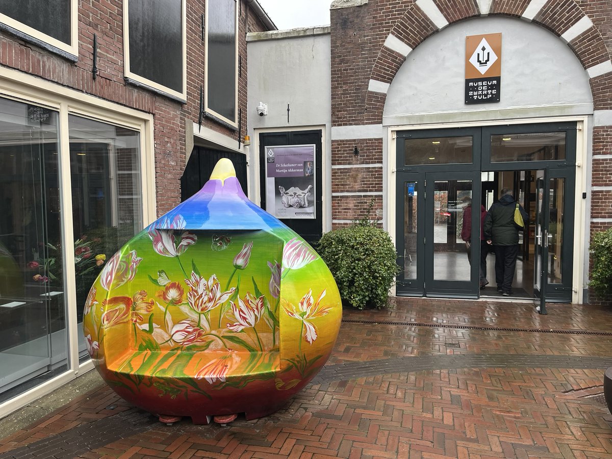 #weekendwandeltip 💐 Door de hele Bollenstreek kun je grote kunstwerken in de vorm van ‘Bollen’ tegenkomen. Bij Museum De Zwarte Tulp in Lisse kwamen we er één tegen die is omgetoverd tot zitbank! Een kunstzinnige rustplek tijdens je wandeling. 🥾👉 wandelnet.nl/blogbericht/20…