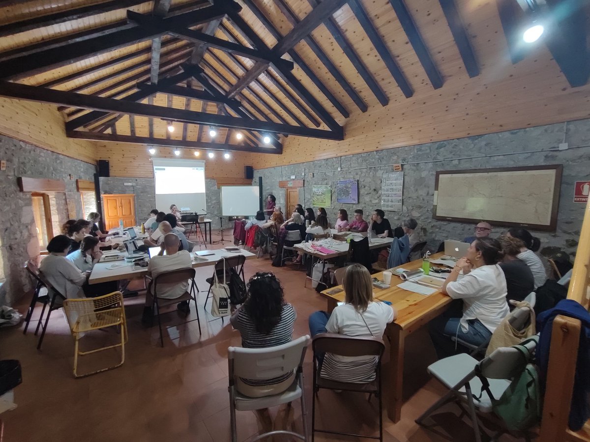 MARTAGR82's tweet photo. La Biblioteca Elena Fortun de @LibrosCMadrid en el Grupo de trabajo de #PAEAS dentro del #XXIVRECIDA dando soluciones a la pregunta ¿Qué cambios habéis percibido en la situación de la #EAS en los últimos años? #bibliotecasverdes #educacionambiental https://t.co/GyC1uMh4pq