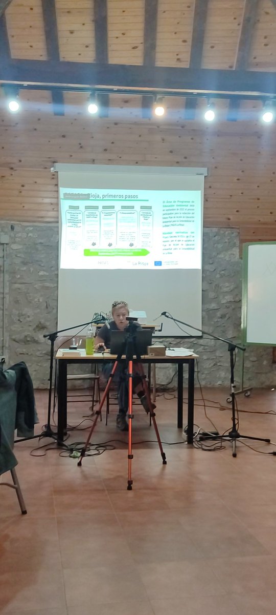 Vanesa Ruiz Cristóbal de <a href="/Paeaslarioja/">PAEAS La Rioja</a>, con ella disfrutamos la ponencia de "Comunicando la sostenibilidad" en #Recida2025 <a href="/RECIDANET/">RECIDA</a>