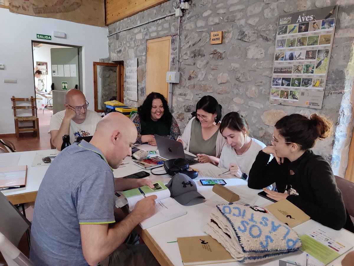 MARTAGR82's tweet photo. La Biblioteca Elena Fortun de @LibrosCMadrid en el Grupo de trabajo de #PAEAS dentro del #XXIVRECIDA dando soluciones a la pregunta ¿Qué cambios habéis percibido en la situación de la #EAS en los últimos años? #bibliotecasverdes #educacionambiental https://t.co/GyC1uMh4pq