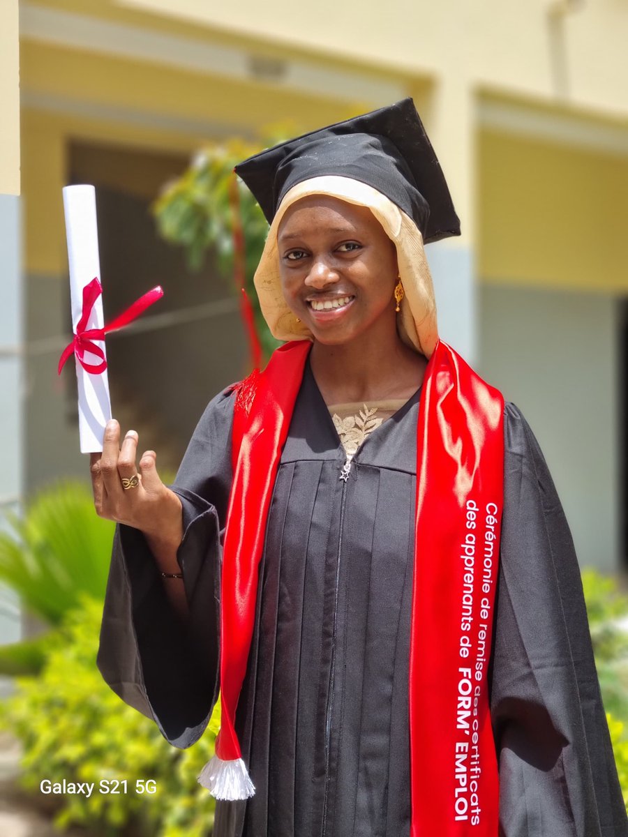 FatimatuuBah's tweet photo. J’ai vendu de l’eau dans la rue pour survivre.
Aujourd’hui, je suis diplômée Référente Digitale.
Ce n’est pas qu’un papier. C’est la preuve que l’espoir, la persévérance et la dignité ouvrent des chemins.
À toutes celles qui doutent : on peut.
#Résilience #WomenInTech #RefDig https://t.co/7AWZKFmFpE