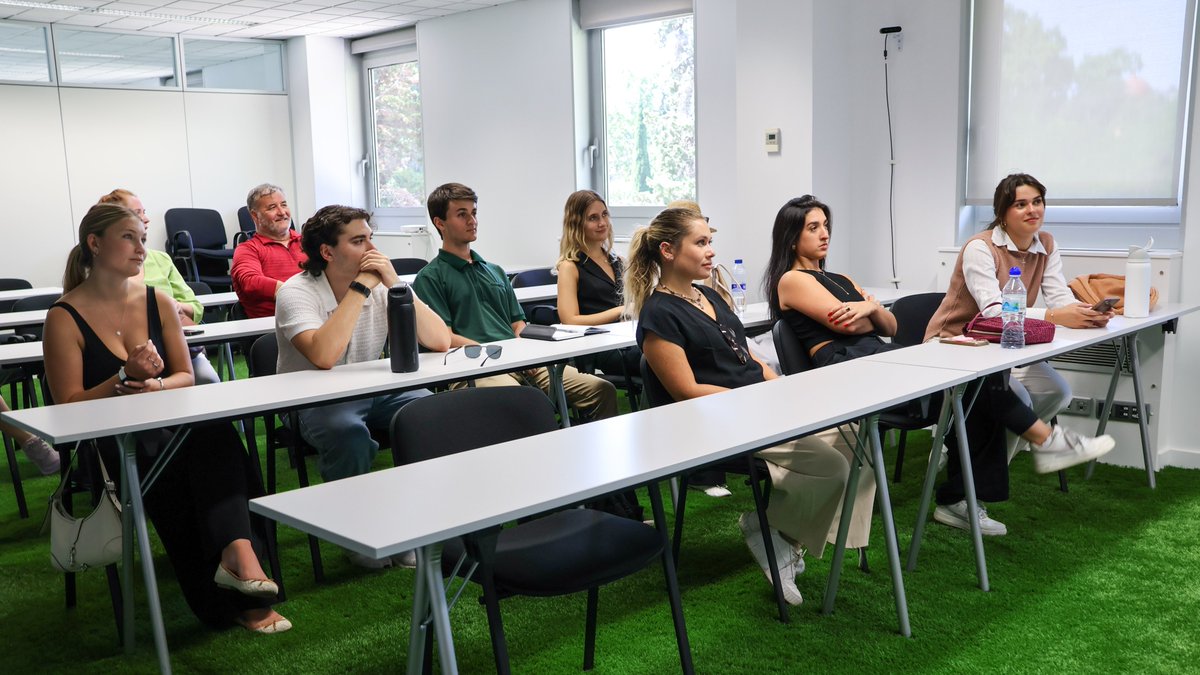 Johan Cruyff Institute ES (@cruyff_inst_es) on Twitter photo ¿Qué retos de #Comunicación enfrenta <a href="/CruyffInstitute/">Johan Cruyff Institute</a>?
Recibimos a estudiantes de la Escuela de Comunicación de la <a href="/univmiami/">University of Miami</a> en nuestro campus de #Barcelona.
Descubrieron cómo comunicamos el legado de <a href="/JohanCruyff/">Johan Cruyff</a>, de la mano de nuestra Community Manager, Marina Garcia. ¿Qué retos de #Comunicación enfrenta <a href="/CruyffInstitute/">Johan Cruyff Institute</a>?
Recibimos a estudiantes de la Escuela de Comunicación de la <a href="/univmiami/">University of Miami</a> en nuestro campus de #Barcelona.
Descubrieron cómo comunicamos el legado de <a href="/JohanCruyff/">Johan Cruyff</a>, de la mano de nuestra Community Manager, Marina Garcia.