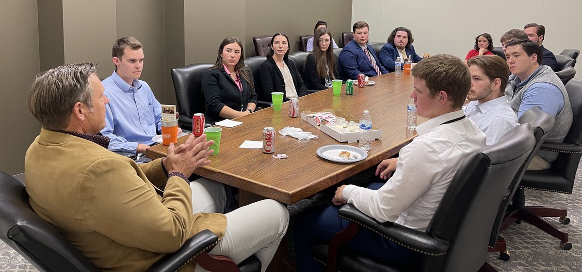 KSAGOffice's tweet image. Yesterday, our talented interns and legal clerks had the incredible opportunity to meet with the Kansas Attorney General for a special lunch discussion. They dove into meaningful conversations about pressing legal issues facing our state and discussed the complexities of law and…