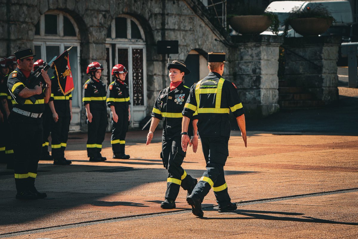 riisc_1's tweet image. 🇫🇷 Passation de commandement de la 21e compagnie ce 12 juin à Nogent-le-Rotrou : le capitaine Thomas succède à la capitaine Stéphanie. Un moment fort de tradition militaire. 👏

#armeedeterre #1erRIISC
