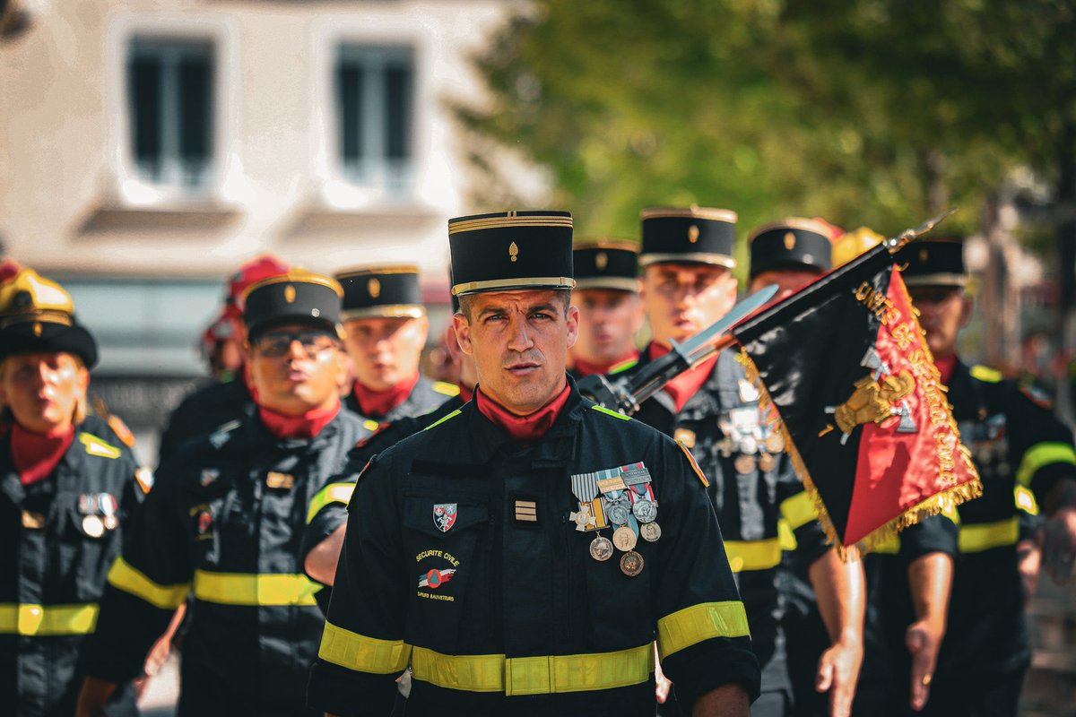 riisc_1's tweet image. 🇫🇷 Passation de commandement de la 21e compagnie ce 12 juin à Nogent-le-Rotrou : le capitaine Thomas succède à la capitaine Stéphanie. Un moment fort de tradition militaire. 👏

#armeedeterre #1erRIISC