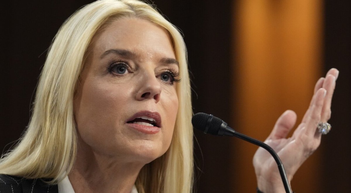 🚨🚨🚨FBI Director Patel handed Pam Bondi whistleblower evidence proving that top federal judges were bribed using migrant trafficking funds! 

Where's the arrests of the crooked federal judges?
