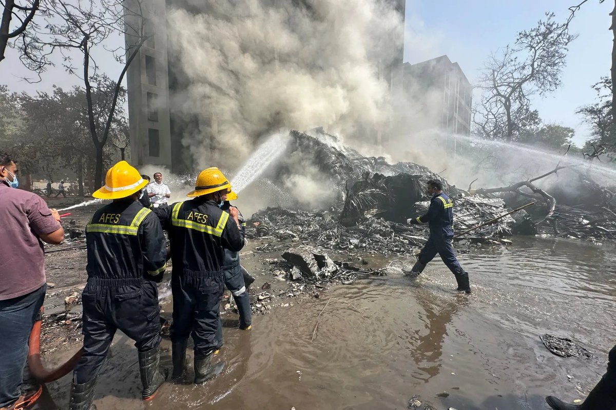 TheNancyRoc's tweet photo. 💔 Crash en Inde : scènes de chaos et d’héroïsme à Ahmedabad. Des habitants, bouleversés, se ruent sur les décombres pour sauver des survivants après l’écrasement d’un vol Air India parti pour Londres. L’émotion est immense. 🇮🇳✈️ #CrashInde #AirIndia #Ahmedabad #Tragédie #NRoc https://t.co/73WE0GB3CY